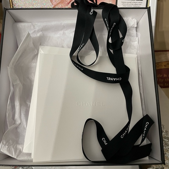 Chanel Classic White Box with ribbon and thank you card - Picture 7 of 10